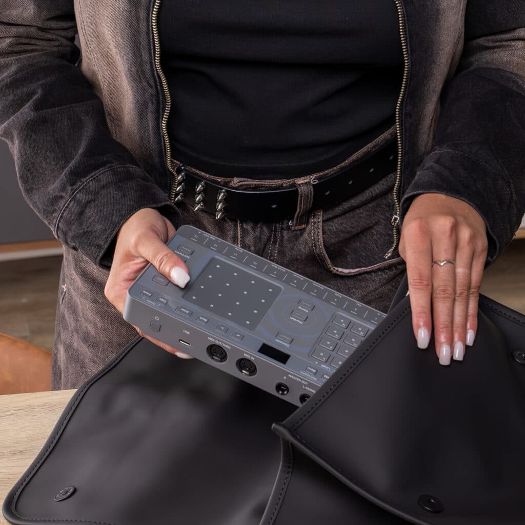 AlphaTheta Chordcat 
בשימוש על הברכיים