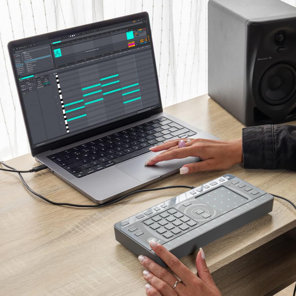 AlphaTheta Chordcat מחובר למחשב עם Ableton