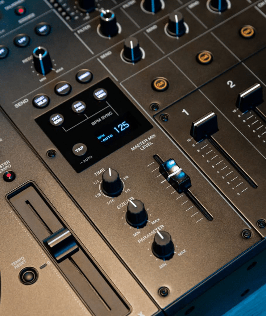 AlphaTheta DJM-V5 תקריב על הפיידרים