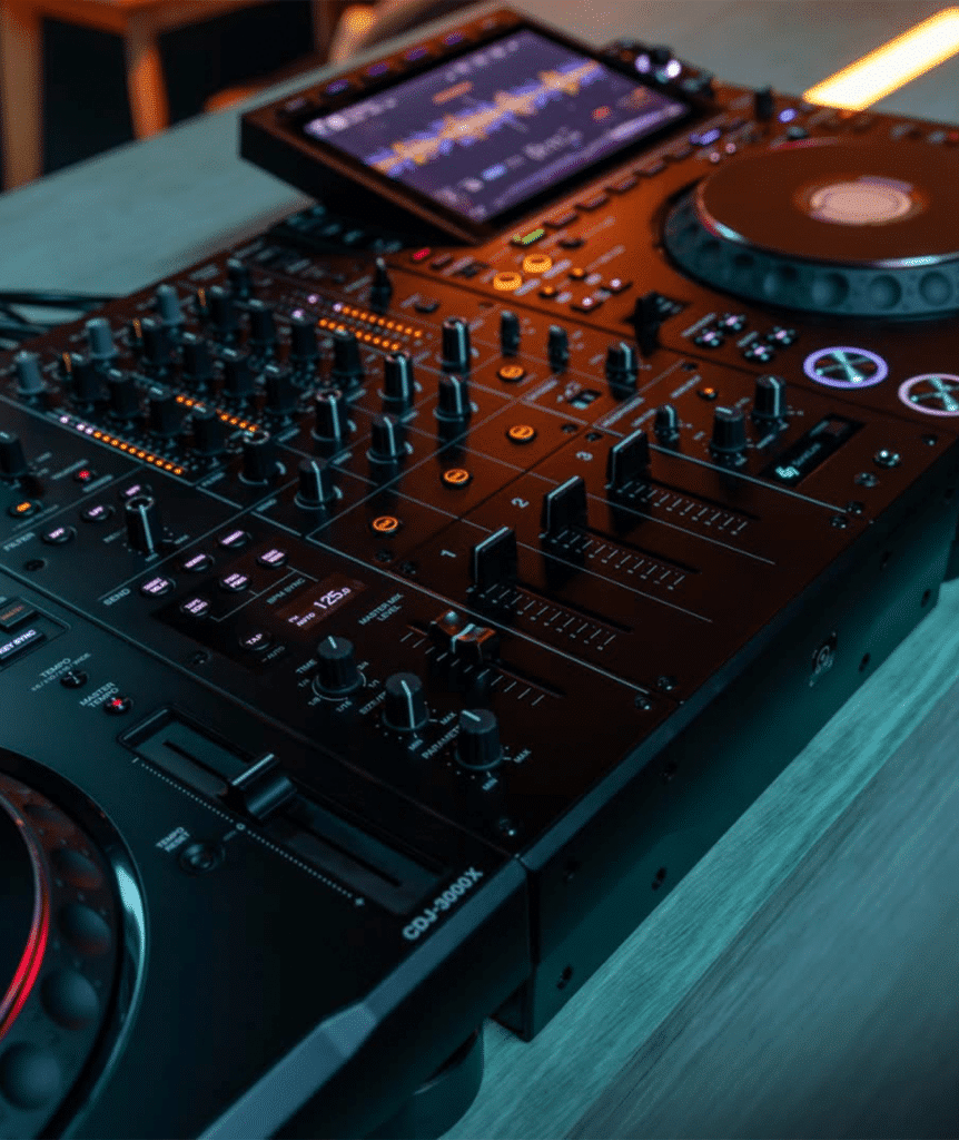 AlphaTheta DJM-V5 על הבמה תקריב על האיקיו