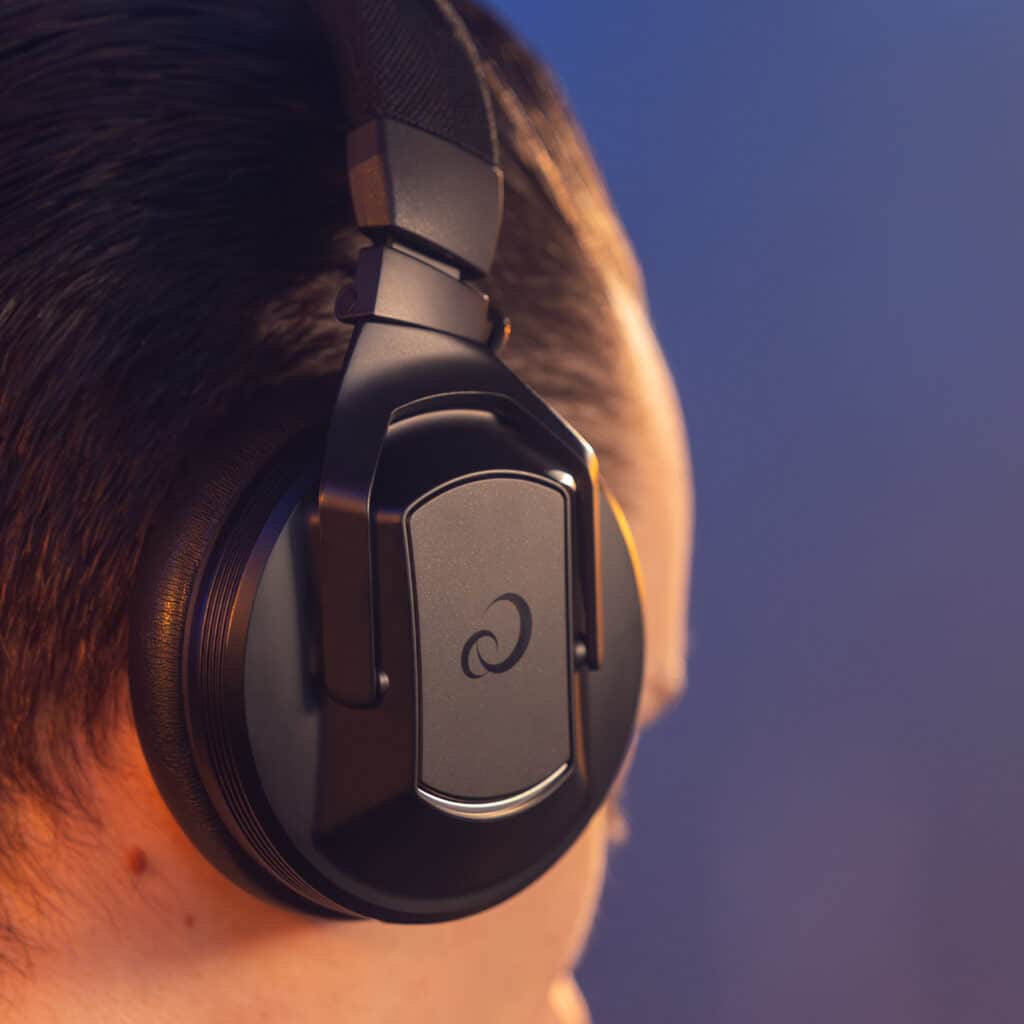 AlphaTheta HDJ-F10 עם משדר HP-TX01 מחובר למיקסר Pioneer DJ