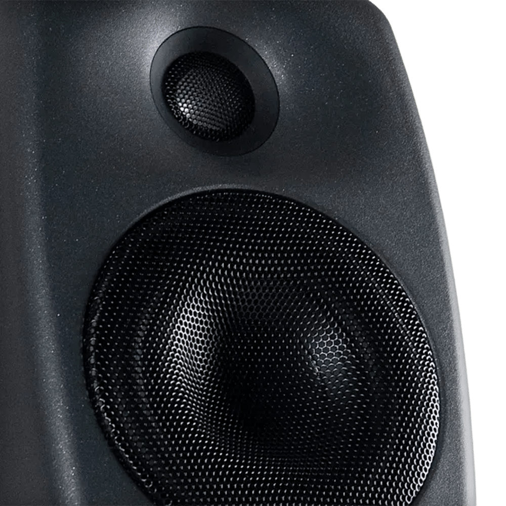 Genelec 8020D — מבט ¾ עם וופר בתקריב