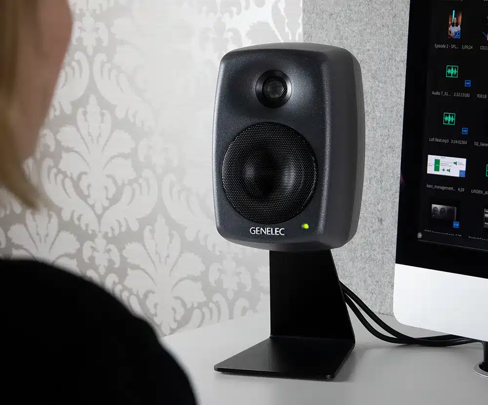 Genelec 8020D — מבט ¾ עם גוף אלומיניום יצוק בגימור אפור כהה