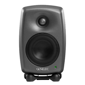 Genelec 8020D — מבט חזית עם גריל ו-Iso-Pod