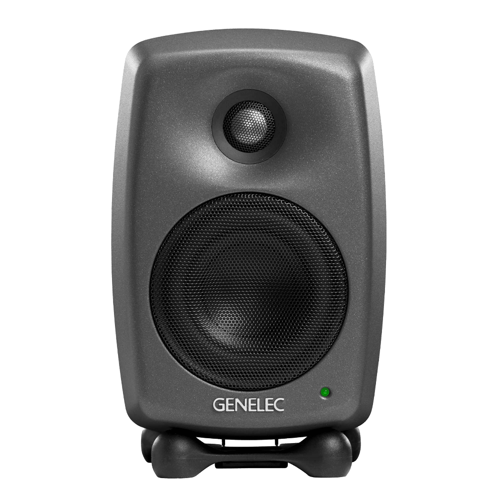 Genelec 8020D — מבט חזית עם גריל ו-Iso-Pod