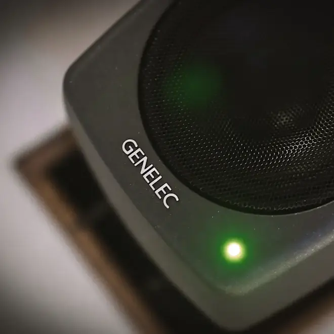 Genelec 8030C בשימוש בסטודיו הפקה על שולחן עבודה