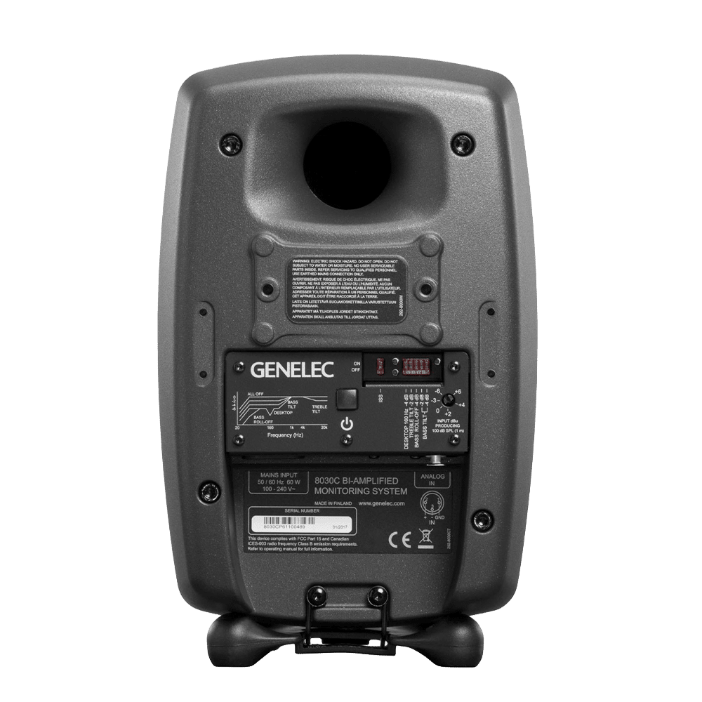 Genelec 8030C — פאנל חיבורים אחורי: כניסת XLR מאוזנת, סוויצ'ים לכיול חדר ופורט רפלקס