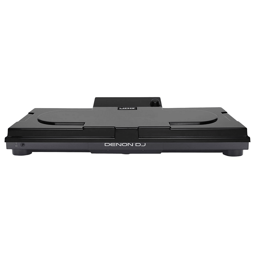 UDG Ultimate Denon DJ SC Live 4 Equipment Cover מונח על המערכת בעמדת DJ