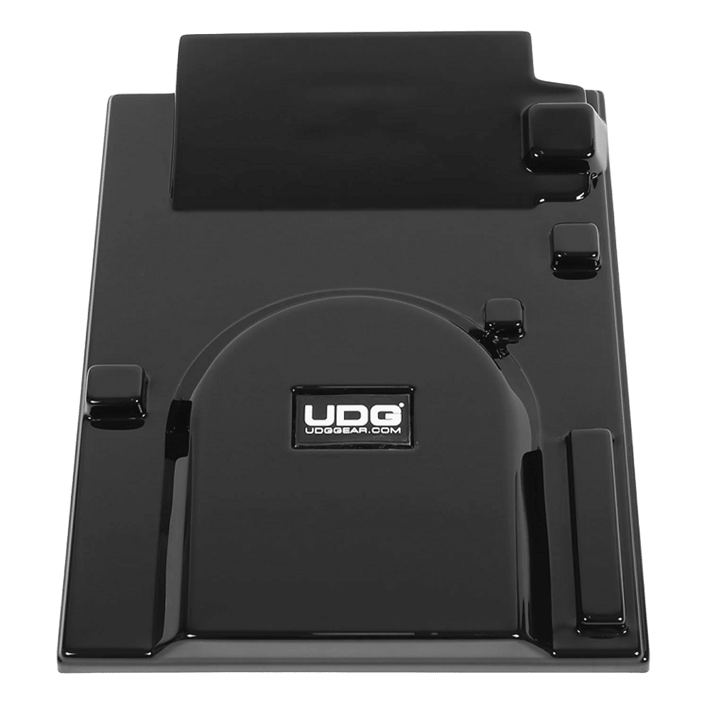 UDG Ultimate Pioneer DJ CDJ-3000 Equipment Cover מונח על הנגן בעמדת DJ