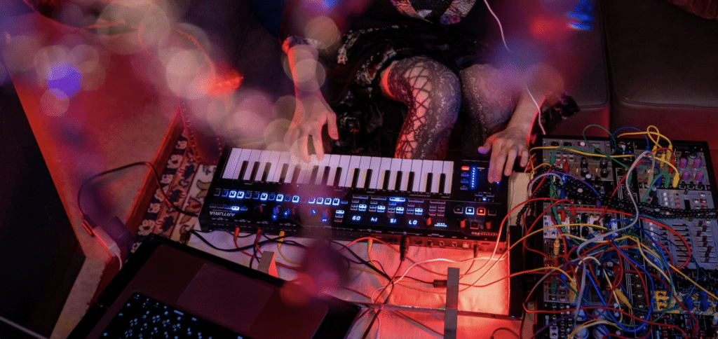 Arturia KeyStep Pro Chroma מבט חזית עם מארז אפור כהה ו-LED כחולים