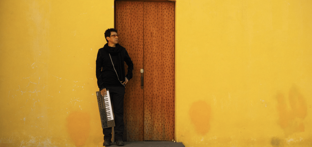 Arturia KeyStep Pro Chroma מבט חזית עם מארז אפור כהה ו-LED כחולים