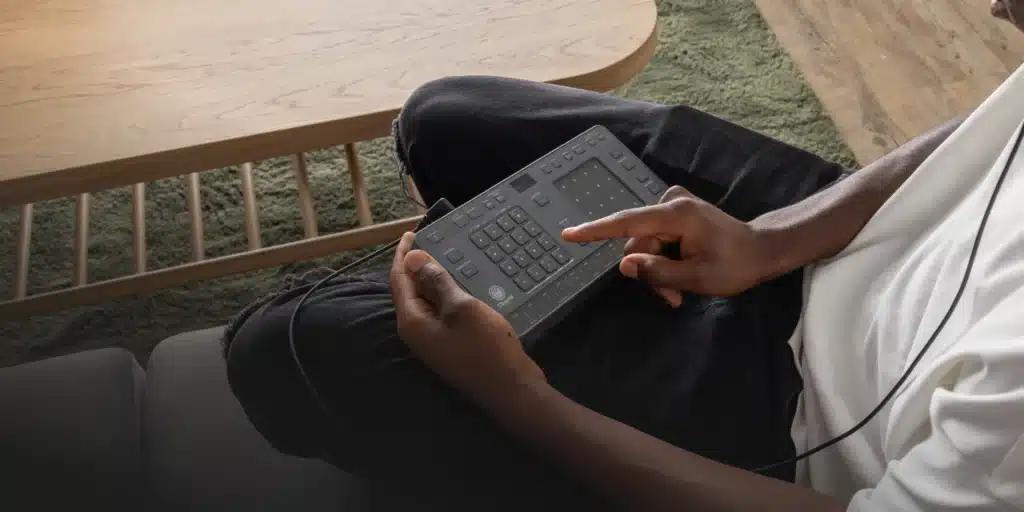 AlphaTheta Chordcat בשימוש בסטודיו ביתי לצד מחשב נייד