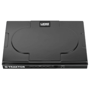 UDG Ultimate NI Traktor Kontrol S4 MK3 Equipment Cover — פאנל אחורי: מבט על התאמת הכיסוי לקונטרולר