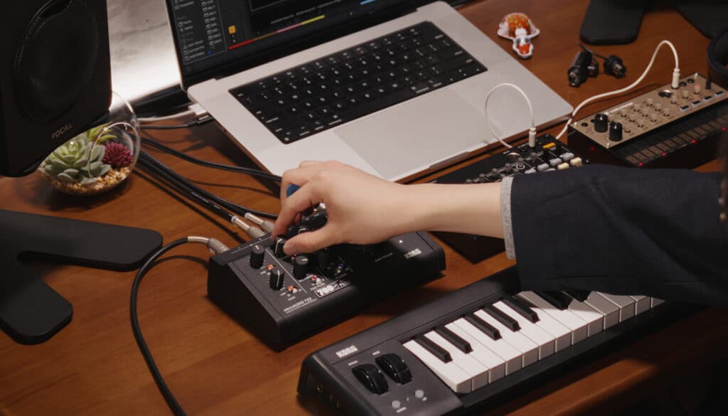 Korg microAUDIO 722 בשימוש בסטודיו ביתי עם גיטרה וסינתסייזר