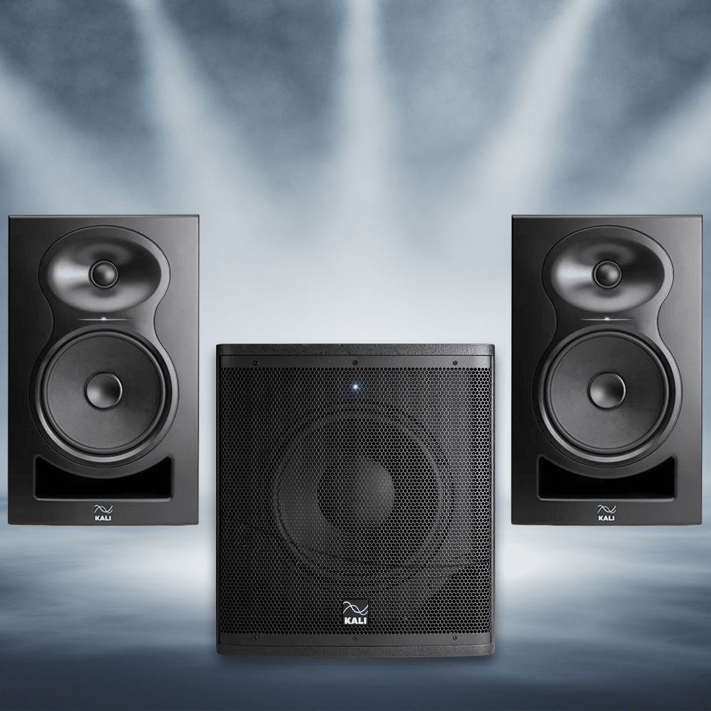 חבילת אולפן Kali Audio — זוג מוניטורים, סאב-וופר וארבעה כבלי XLR מסודרים