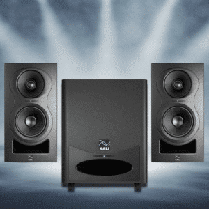 חבילת אולפן Kali Audio — מבט חזית על זוג מוניטורים IN-5 וסאב-וופר WS-6.2