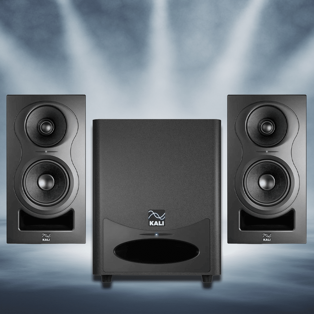 חבילת אולפן Kali Audio — מבט חזית על זוג מוניטורים IN-5 וסאב-וופר WS-6.2