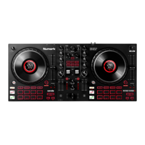 Numark Mixtrack Platinum FX — מבט זווית על הקונטרולר עם Jog Wheels ומסכי הצבע