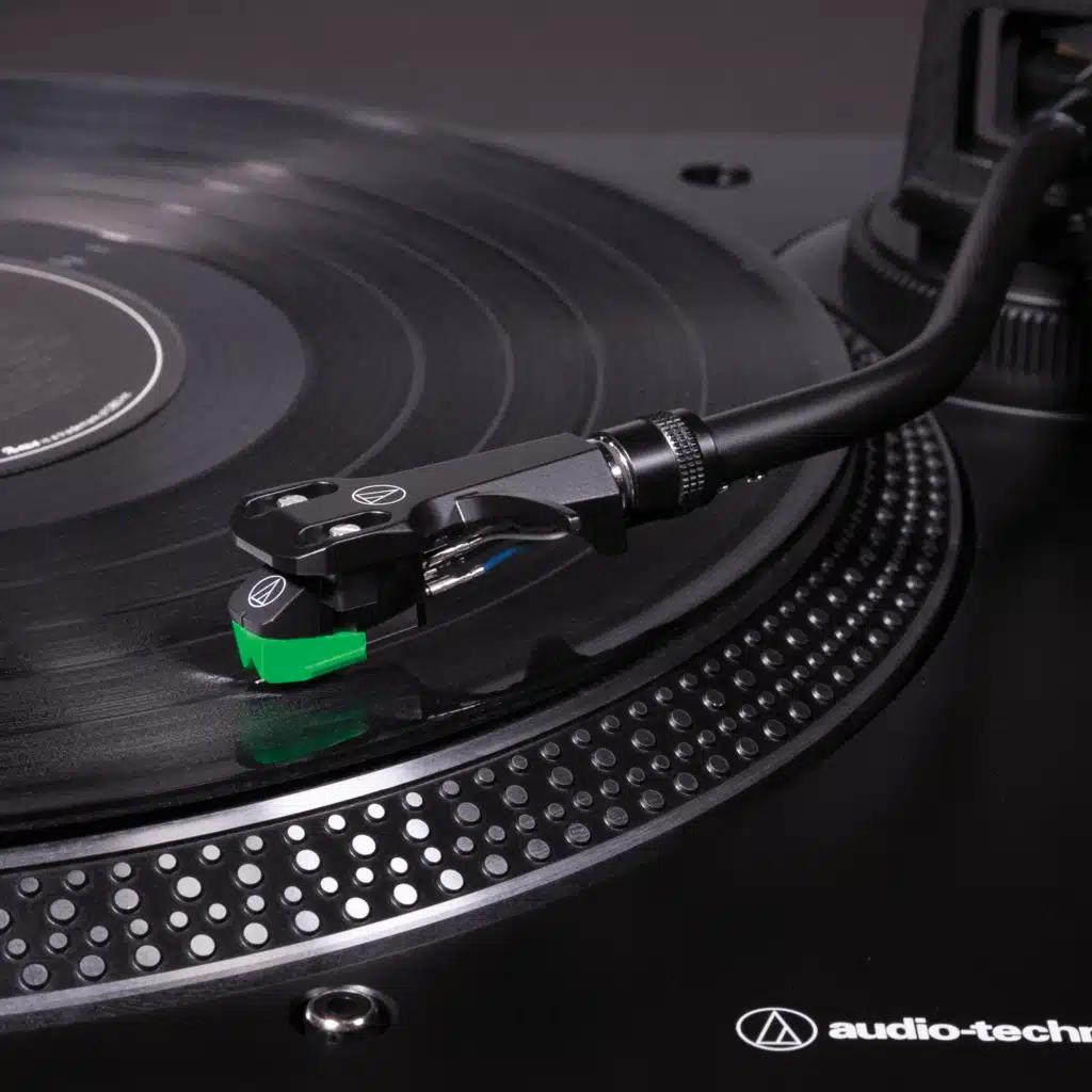 Audio-Technica AT-LP120XBT-USB בשימוש בהשמעת תקליט בעמדת השמעה