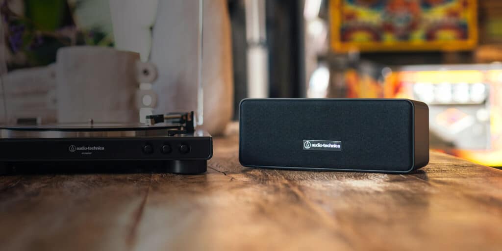 Audio-Technica AT-LP120XBT-USB בשימוש בהשמעת תקליט בעמדת השמעה