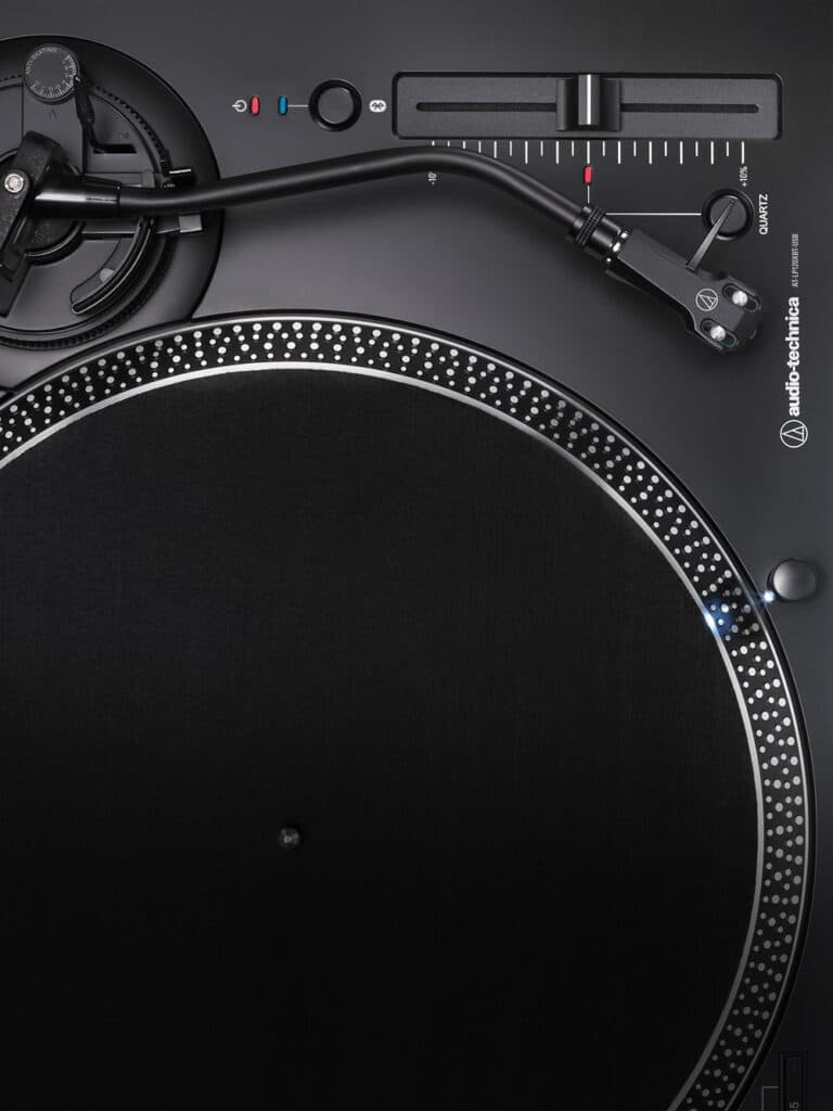 Audio-Technica AT-LP120XBT-USB בשימוש בהשמעת תקליט בעמדת השמעה