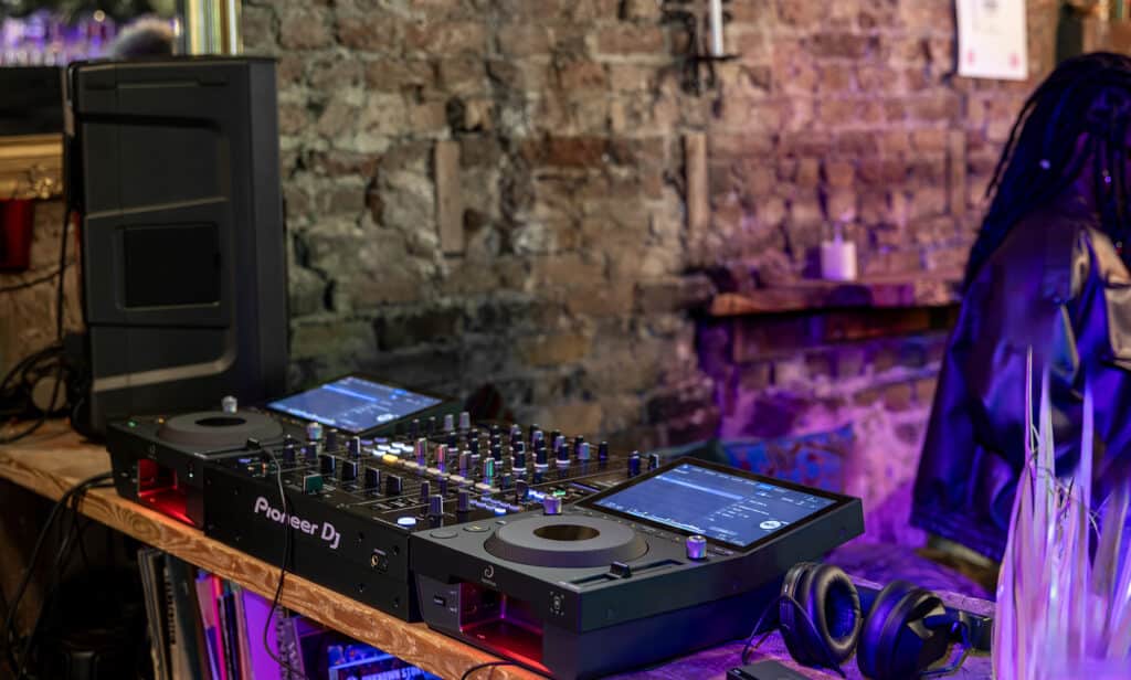 AlphaTheta CDJ-1500X — תקריב מסך המגע הקיבולי המציג צורת גל וקיו-פוינטים