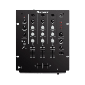 Numark M4 — מבט זווית על מיקסר הסקראץ' עם 3 הערוצים