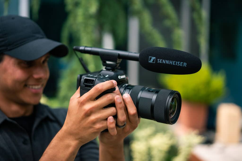 Sennheiser MKE 600 בשימוש על מצלמה עם תושבת בלימת זעזועים בשטח