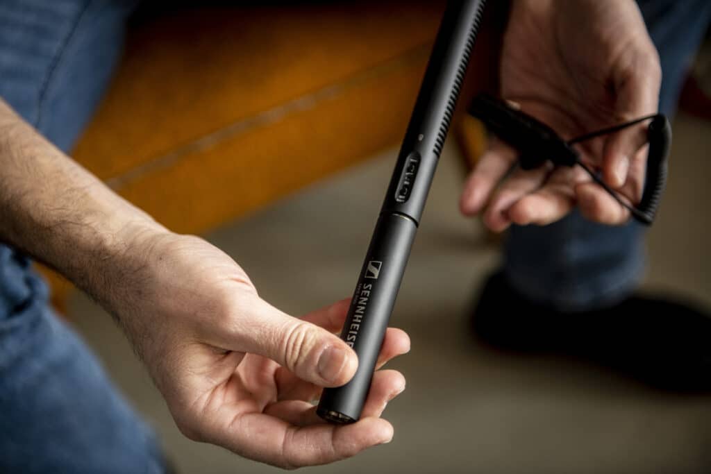 Sennheiser MKE 600 בשימוש על מצלמה עם תושבת בלימת זעזועים בשטח