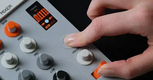 Teenage Engineering EP-136 K.O. Sidekick — תקריב מסך ה-LCD הצבעוני וכפתורי האפקטים