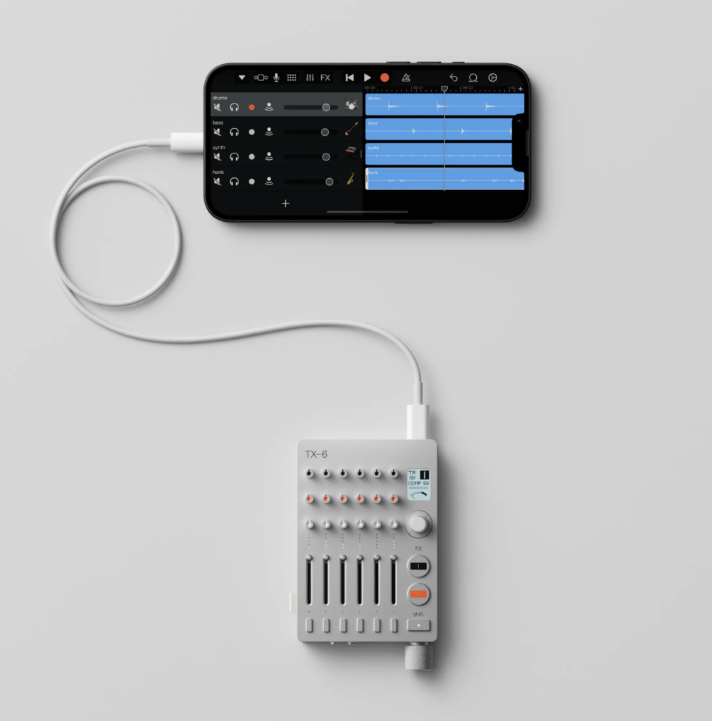 Teenage Engineering TX-6 — תקריב הפיידרים, האנקודרים ומסך ה-OLED