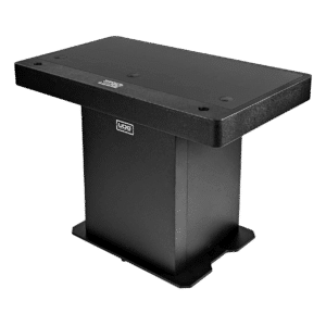 UDG Ultimate DJ Podium Workstation Black — מבט חזית עם ציוד DJ על גבי העמדה