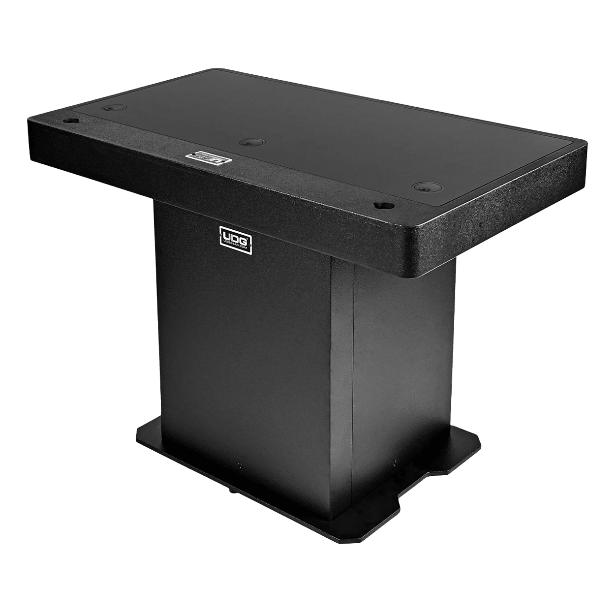 UDG Ultimate DJ Podium Workstation Black — מבט חזית עם ציוד DJ על גבי העמדה