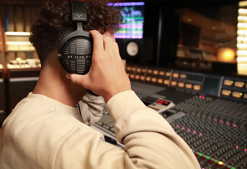 beyerdynamic DT 1990 PRO MKII בשימוש במיקס ומאסטרינג בסטודיו