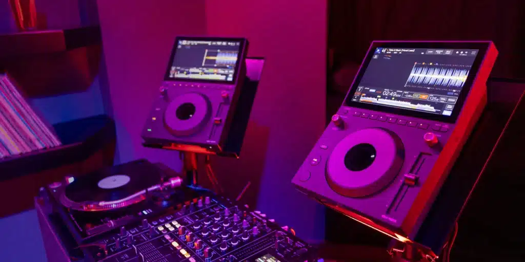 AlphaTheta CDJ-1500X בשימוש בעמדת DJ במועדון עם מיקסר