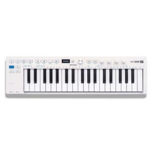 Arturia KeyStep 37 mk2 — מבט מלמעלה על הקונטרולר עם המקלדת והאנקודרים